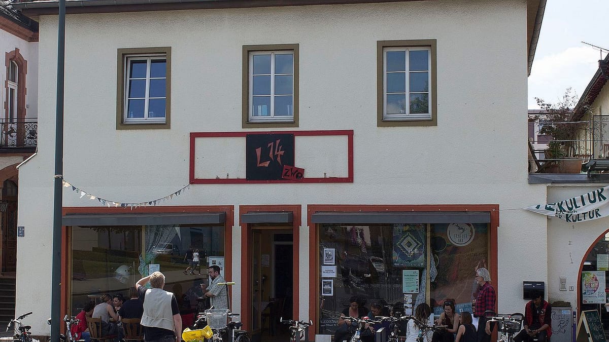 Hausfront der Lindenstraße 2 mit dem L14zwo Logo in der Mitte, darunter die Eingangstür zur Erneuerbar
